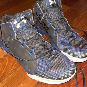 Under armor basketball shoes - barely worn Size 9.5